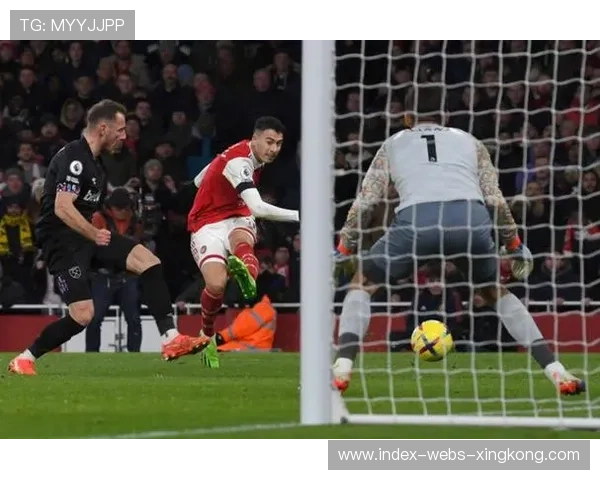 阿森纳中场直塞穿透后防线空档 阿森纳中场直塞穿透后防线空档