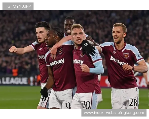 西汉姆联前场抢断连连成功,鲍文力压对手完成关键终结 西汉姆联前场抢断连连成功,鲍文力压对手完成关键终结