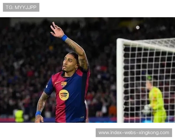 巴萨后场高压断球后，拉菲尼亚低射命中死角