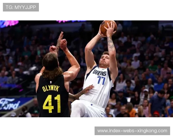 东契奇突破转身后仰命中，独行侠持续发力