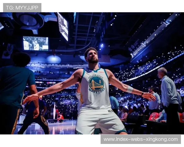 勇士克莱二级进攻发动，命中3+1远投三分——从场上到训练场的破局之路